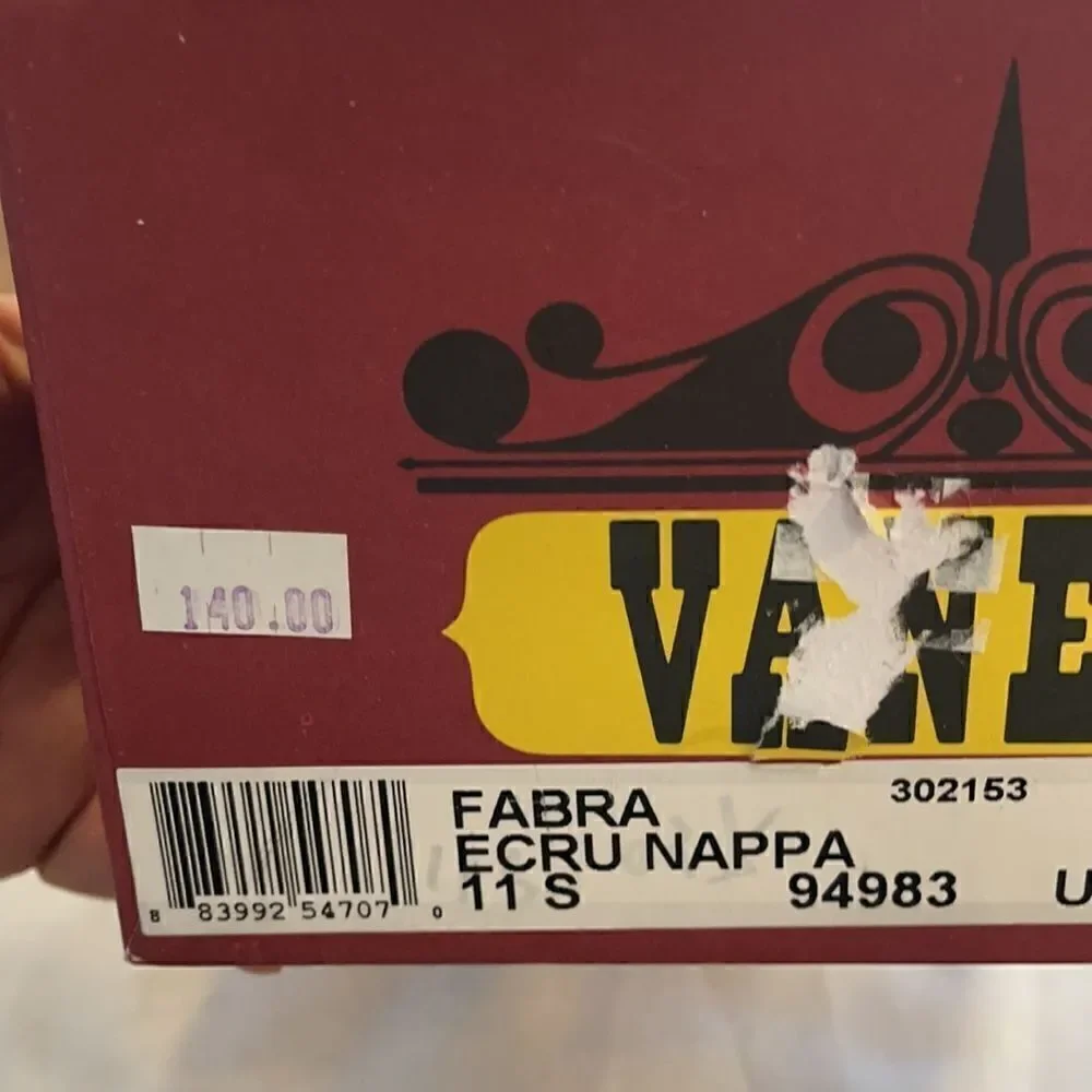 VANELI ECRU FLATS.  NEW.  STYLE IS FABRA